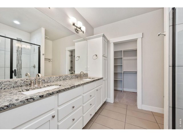 Property Photo 16 Four piece ensuite primary bathroom and walk in closet.
