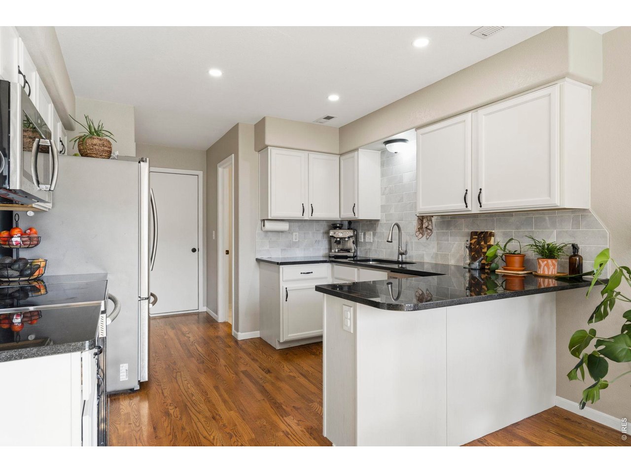 Property Photo 10 Upgraded kitchen across the board. New granite tops, fixtures and appliances in 2021
