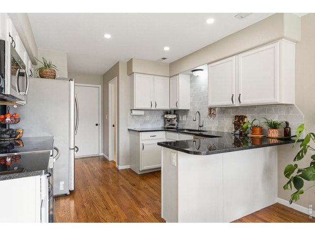 Property Photo 10 Upgraded kitchen across the board. New granite tops, fixtures and appliances in 2021