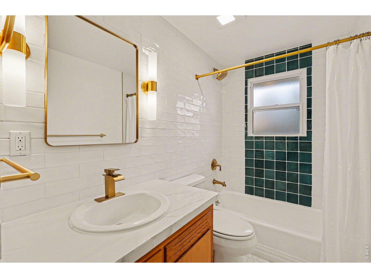 Property Photo 10 2nd bath