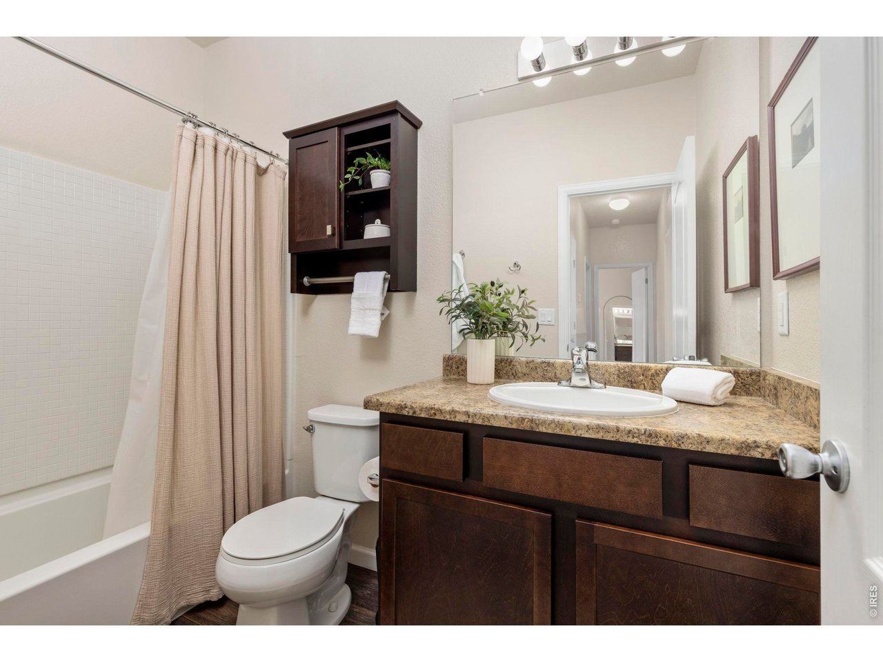 Property Photo 21 Main Full Bathroom