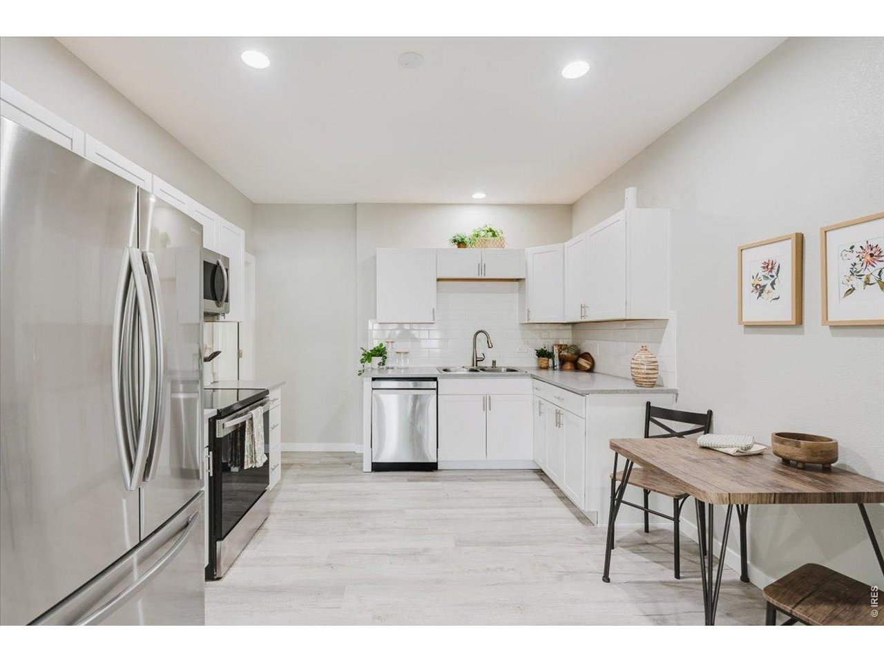 Property Photo 6 Recently renovated, this kitchen shines!