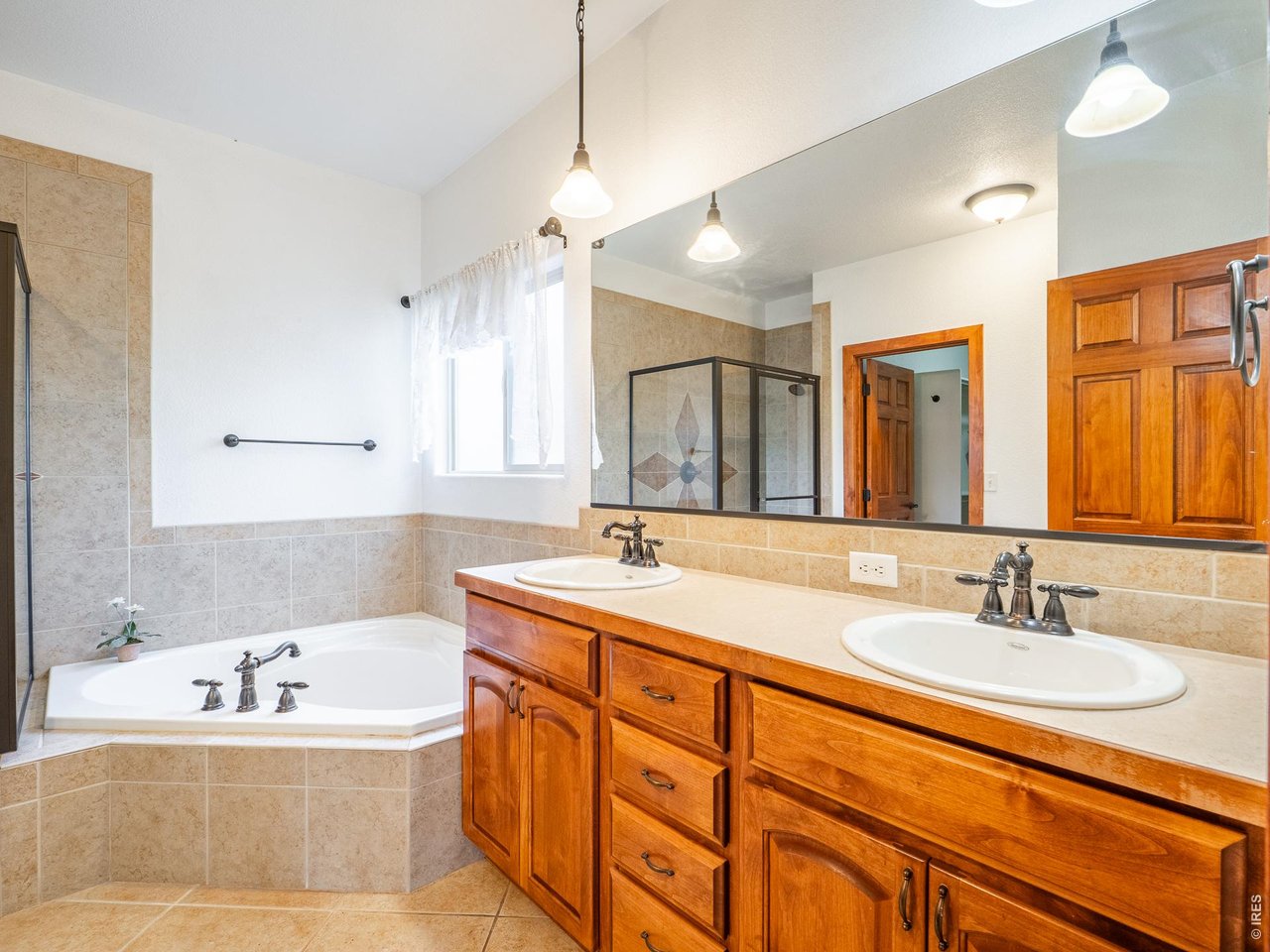 Property Photo 34 Five piece bathroom
