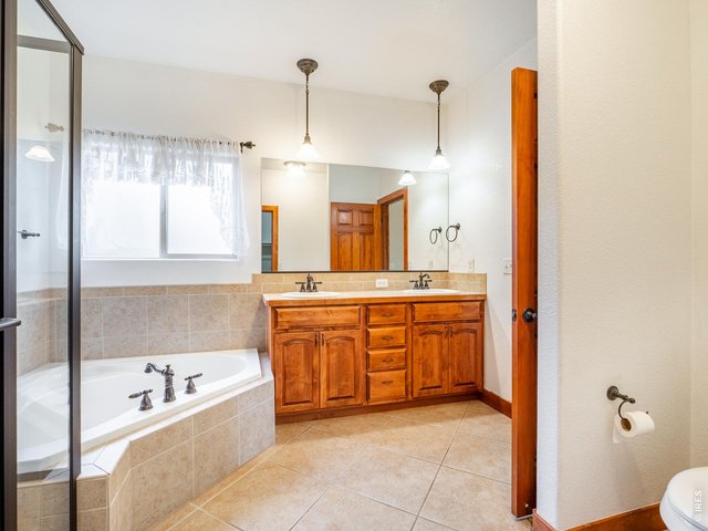 Property Photo 35 Five piece bathroom