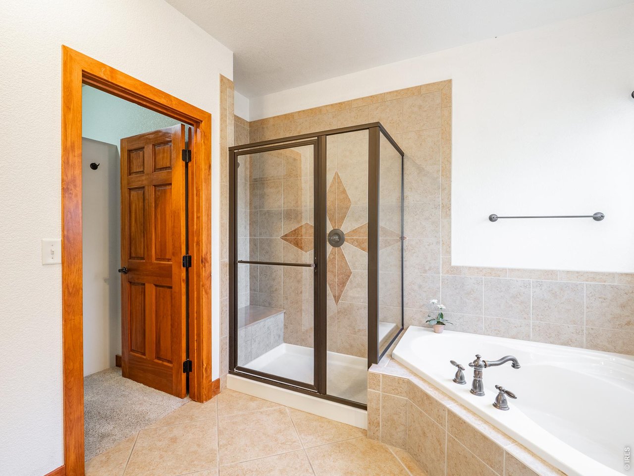 Property Photo 36 Five piece bathroom