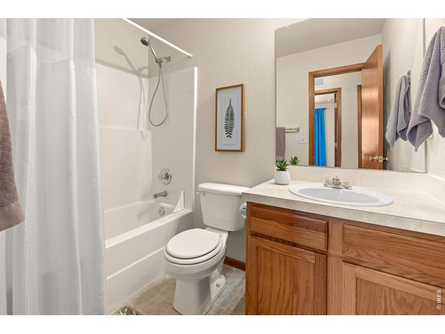 Property Photo 18 Full Guest Bathroom