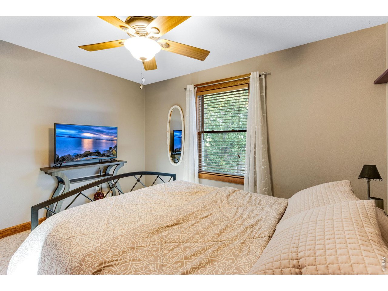 Property Photo 34 Upper level secondary bedrooms, all 5 Bedrooms have a walk-in closet!