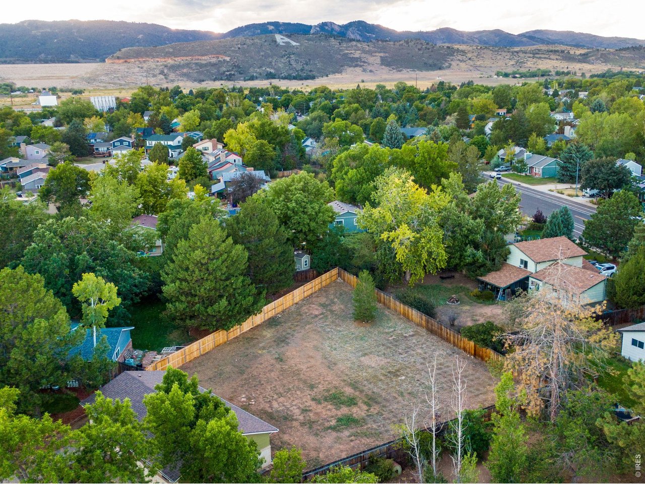 Property Photo 40 West side offers plenty of space for vehicle, RV or boat parking