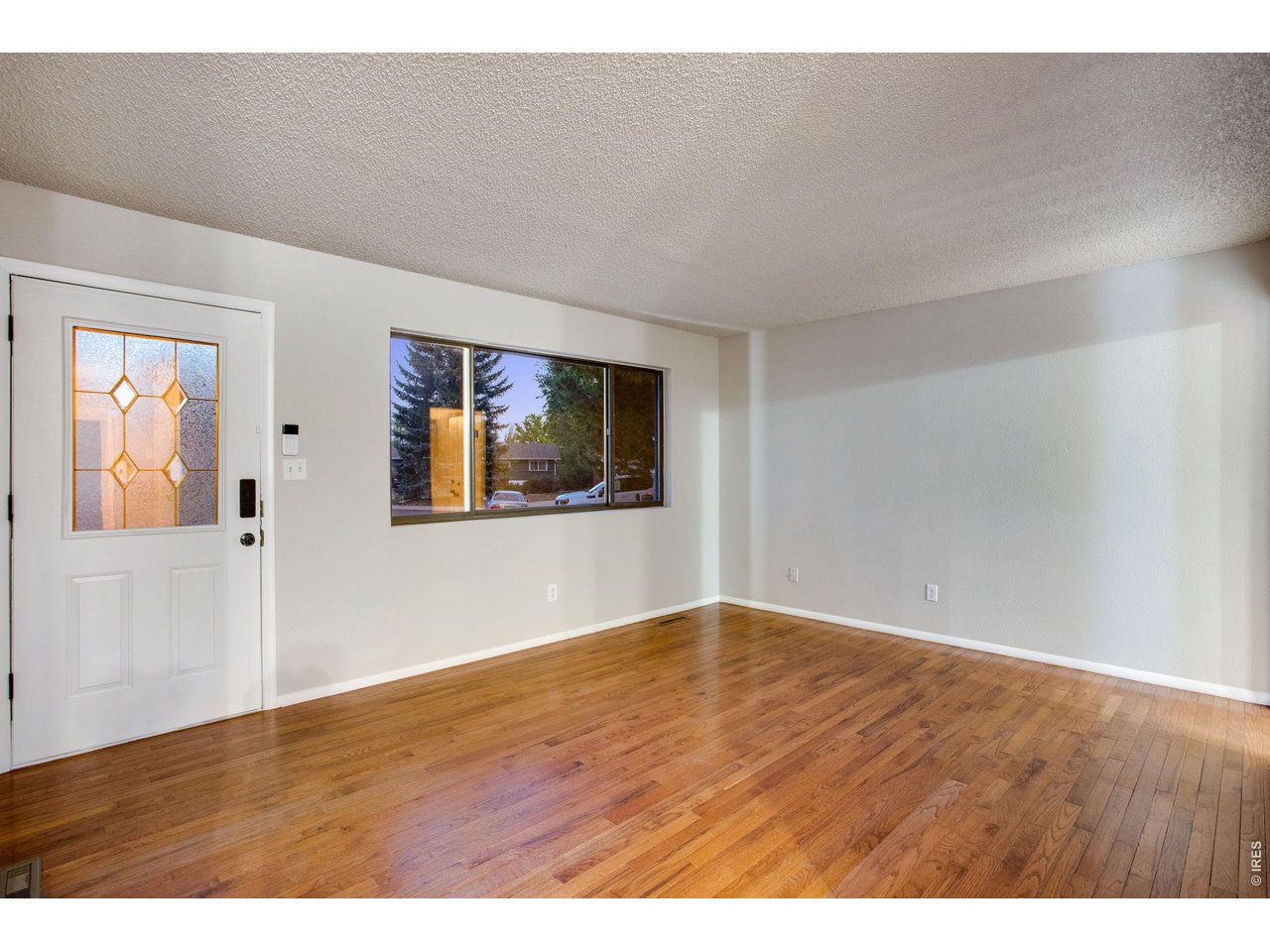 Property Photo 8 Open foyer with coat closet