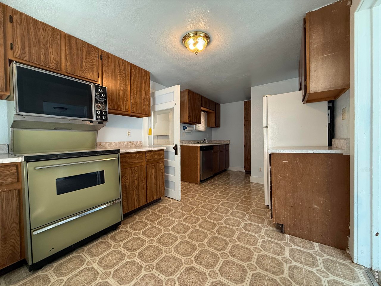 Property Photo 15 Nice sized kitchen. Complete with double-oven stove, dishwasher and fridge.