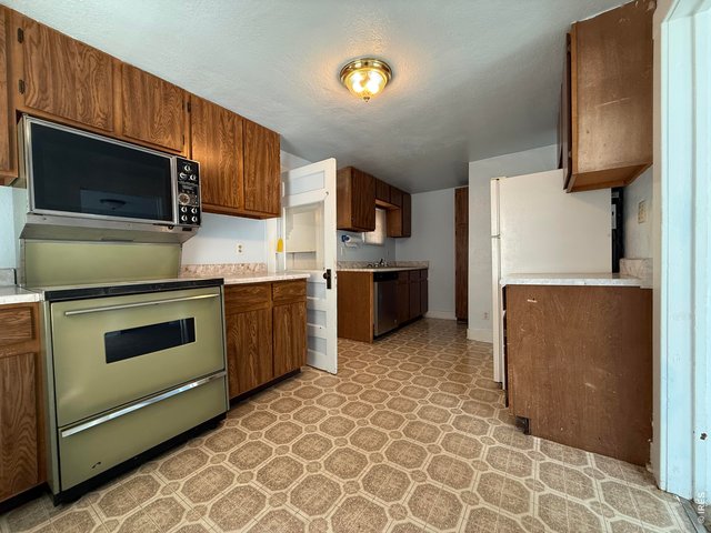 Property Photo 15 Nice sized kitchen. Complete with double-oven stove, dishwasher and fridge.
