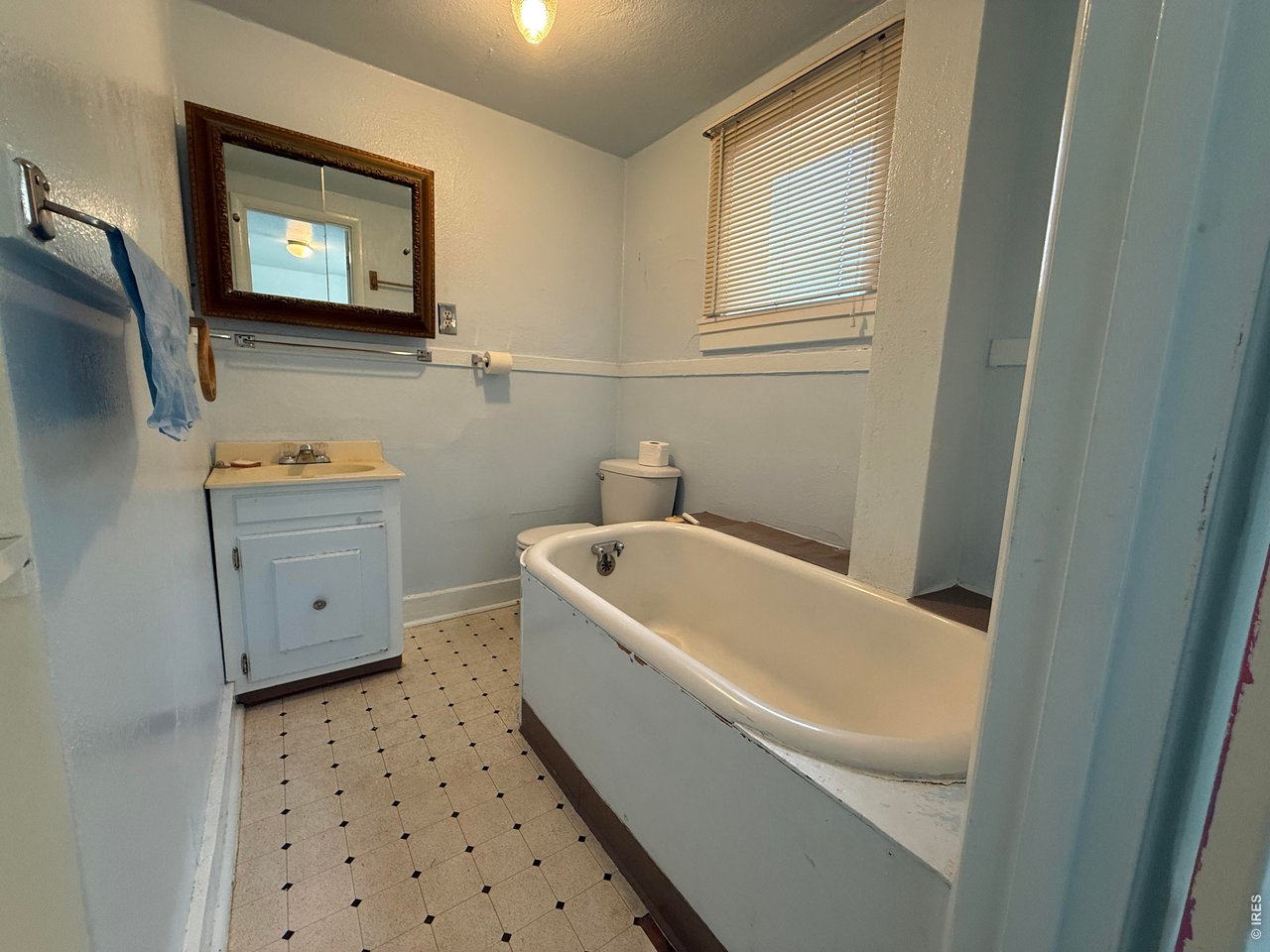 Property Photo 14 Full bathroom which is right off the Primary Bedroom