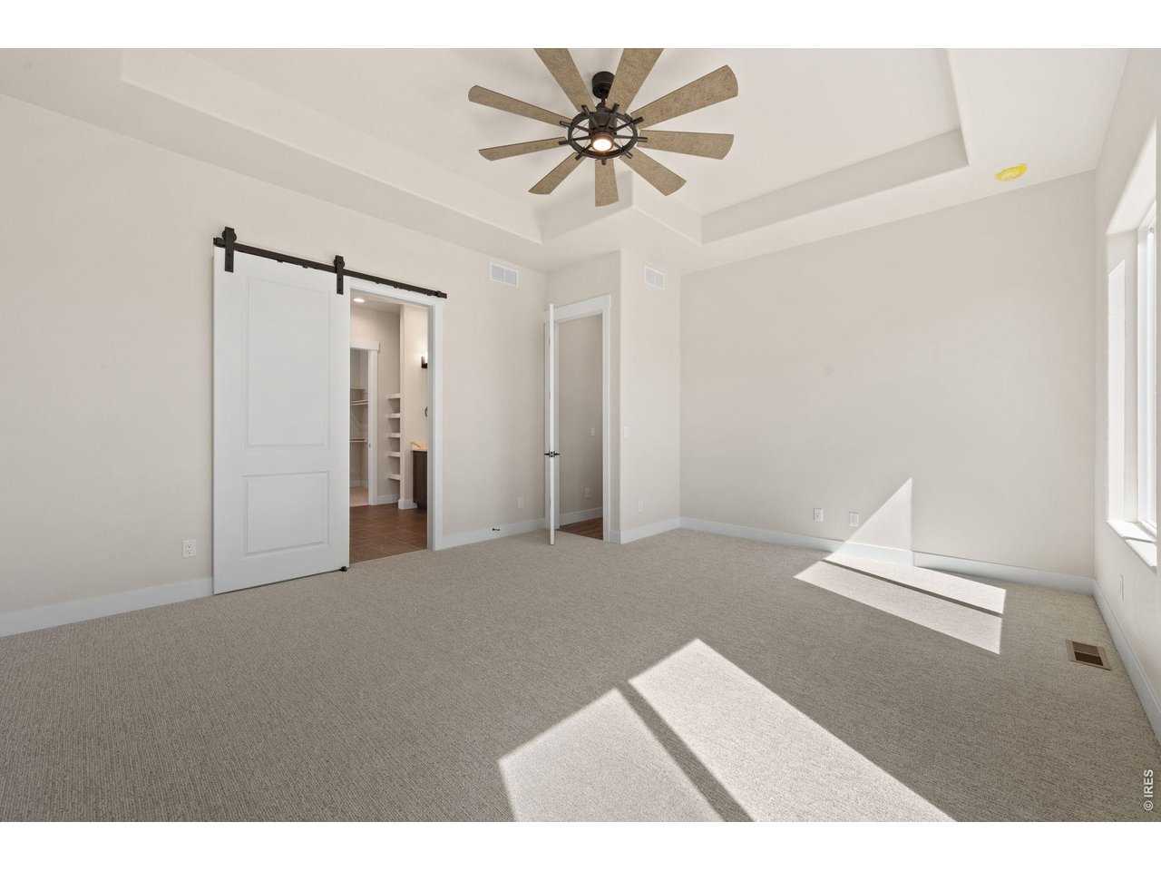 Property Photo 18 Huge primary suite with tray ceiling
