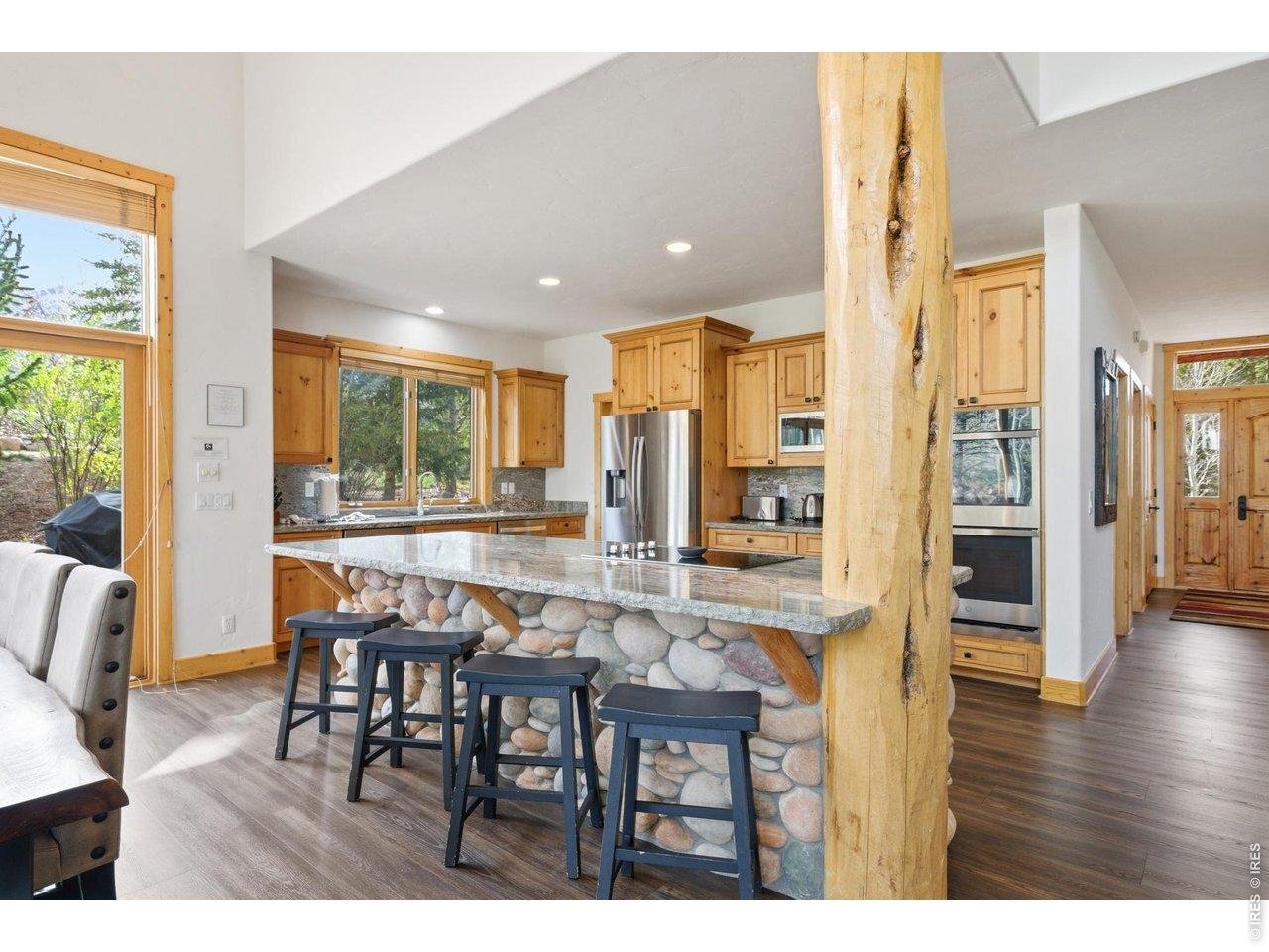 Property Photo 5 Huge kitchen island perfect for apres-ski evenings