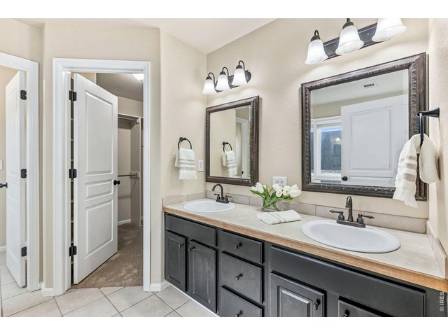 Property Photo 19 Primary 5-piece Ensuite bathroom: dual sink vanity, shower, soaking tub, walk in closet, water closet
