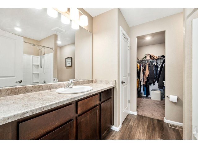 Property Photo 18 Formal primary bath