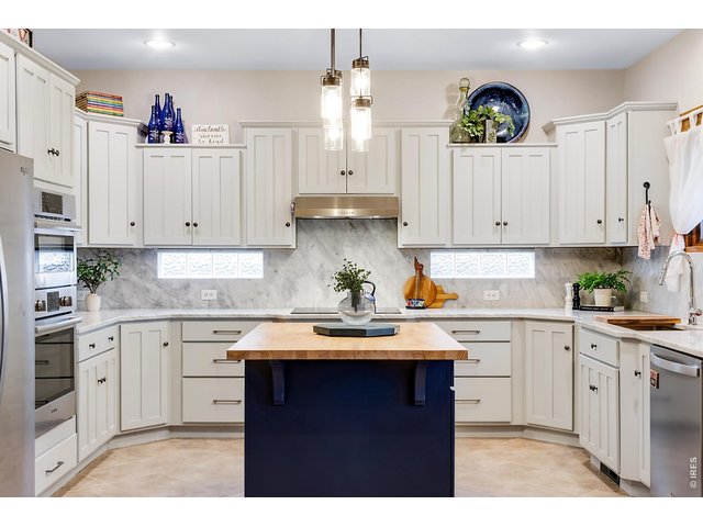 Property Photo 25 The perfect nexus for a Gourmet Cook - ideal eat-in kitchen for entertaining!