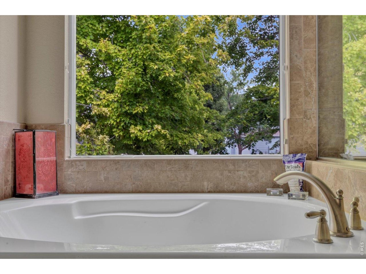 Property Photo 28 primary suite soaking tub