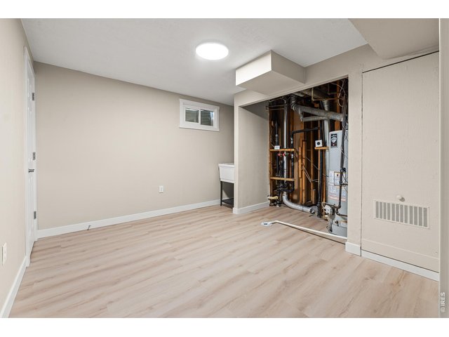 Property Photo 25 Laundry room with tub plus utility room