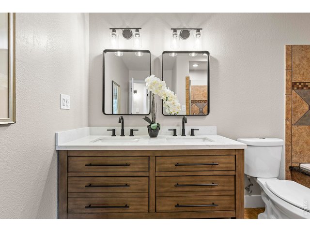 Property Photo 26 5-Piece Bathroom