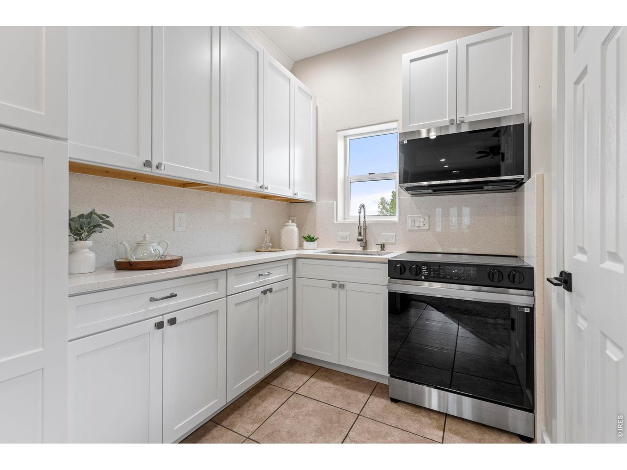 Property Photo 45 Brand New Kitchen, Never Used!