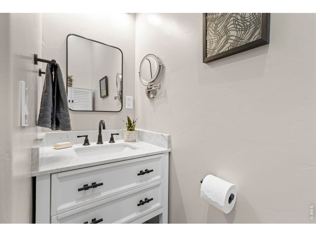 Property Photo 46 3/4 Bathroom