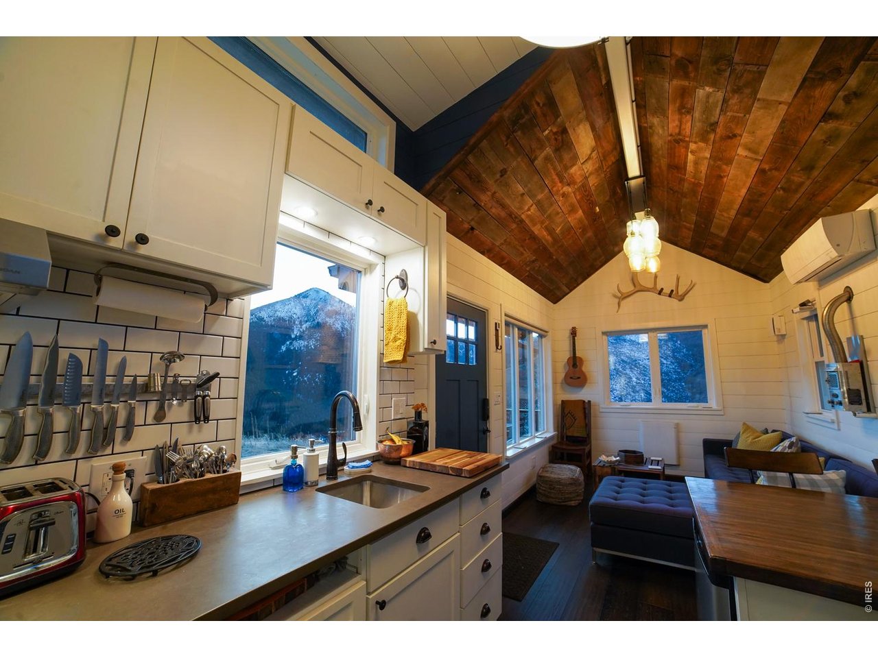 Property Photo 4 Open plan and high ceilings