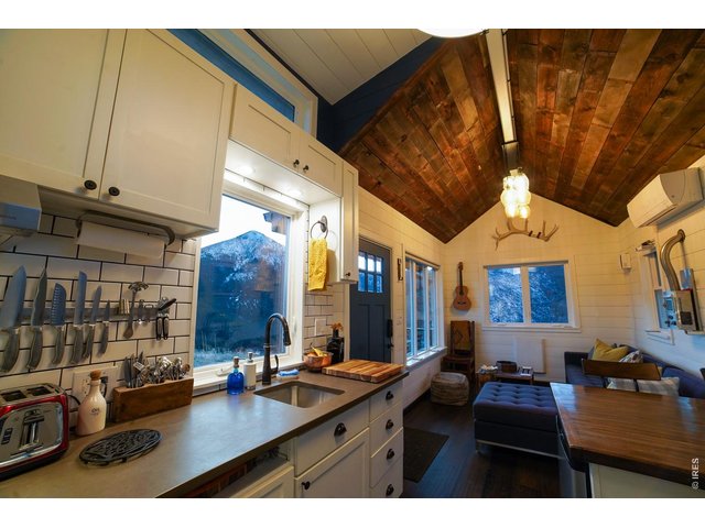 Property Photo 4 Open plan and high ceilings