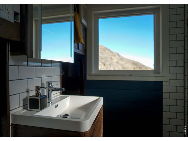 Property Photo 17 Modern bathroom