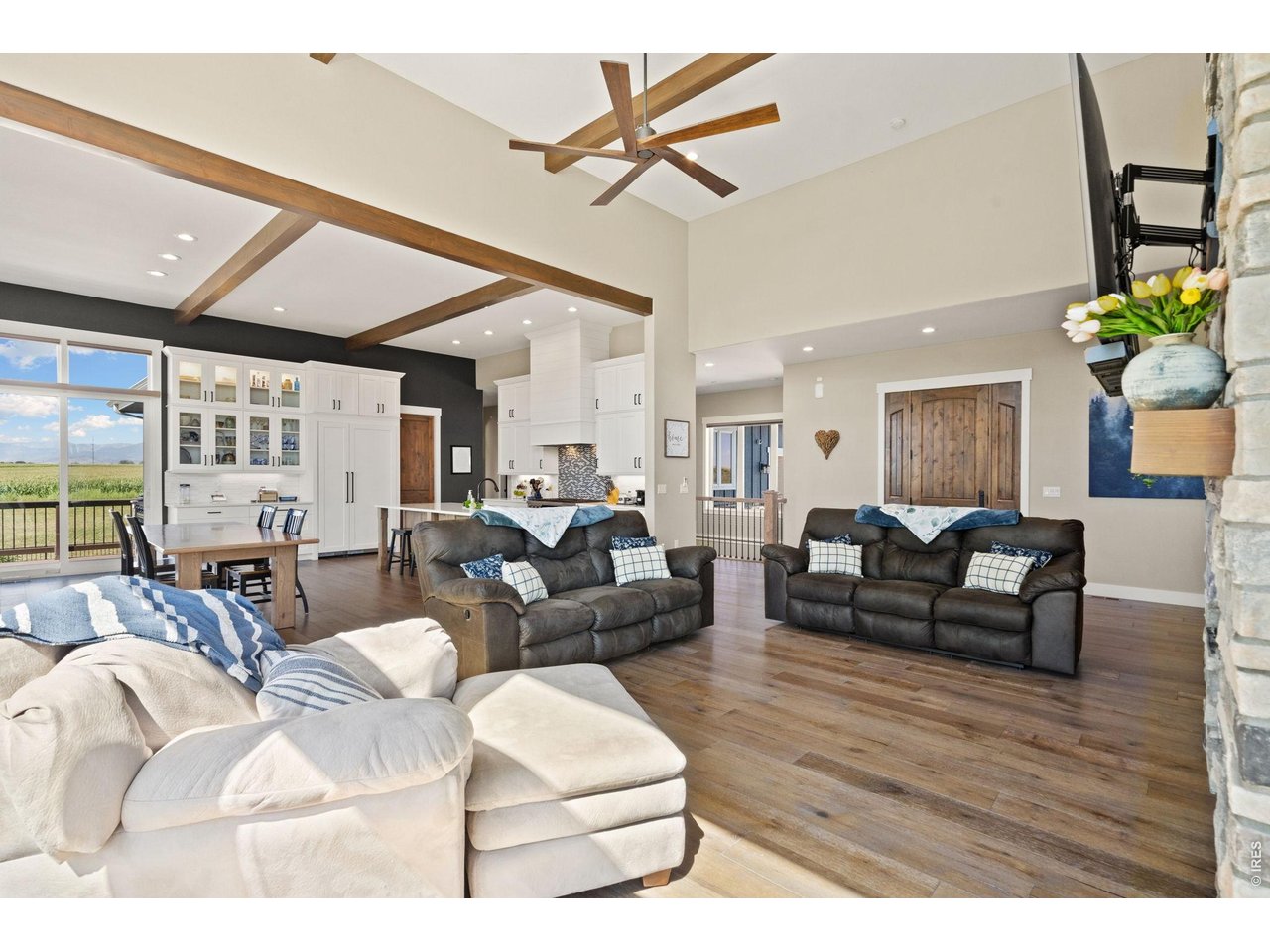 Property Photo 19 Open floor plan.