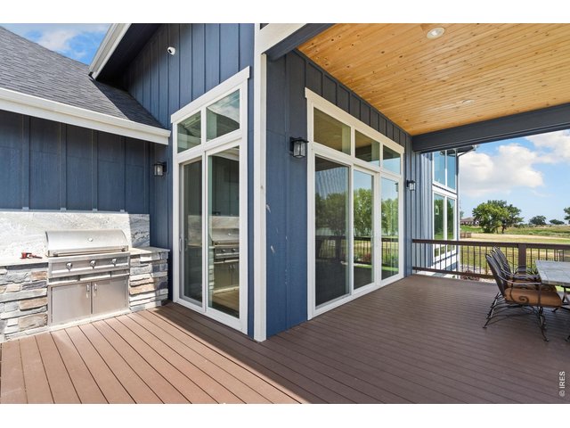 Property Photo 13 Host barbecues with your build in gas grill!