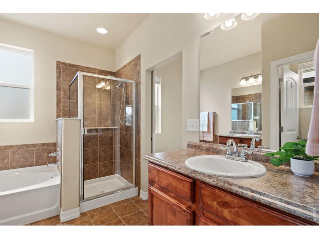 Property Photo 16 Primary bathroom