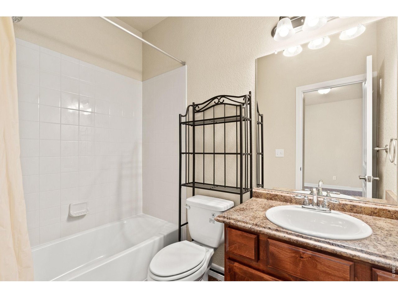 Property Photo 18 Guest bathroom