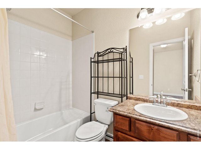 Property Photo 18 Guest bathroom