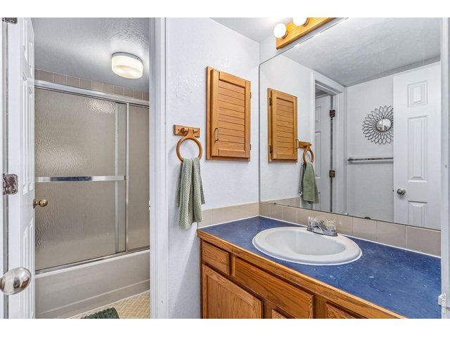 Property Photo 11 Bathroom