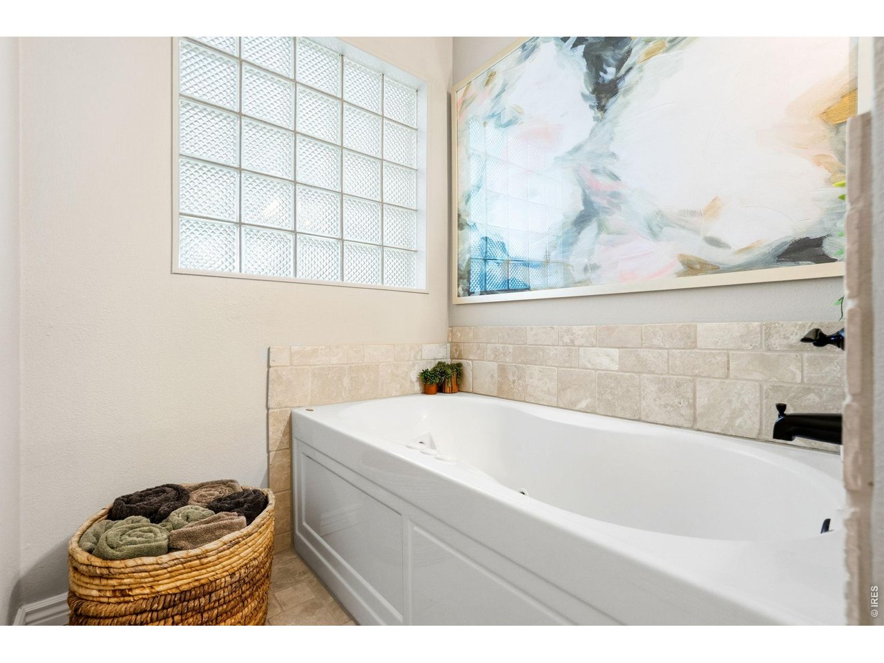 Property Photo 32 Jetted soaking tub.