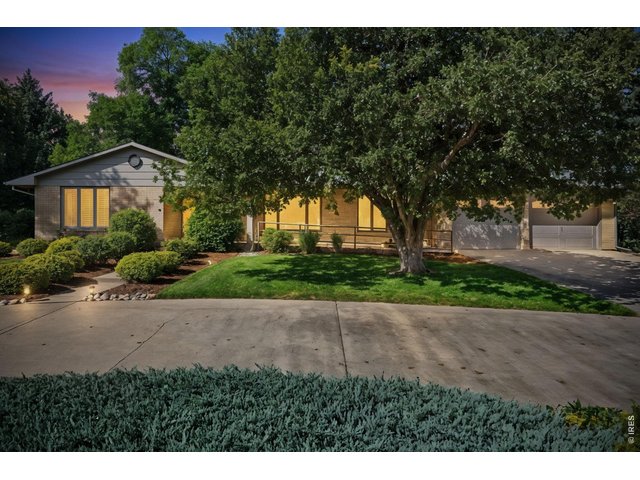 Property Photo 2 Driveway with semi-circle drive for extra parking.