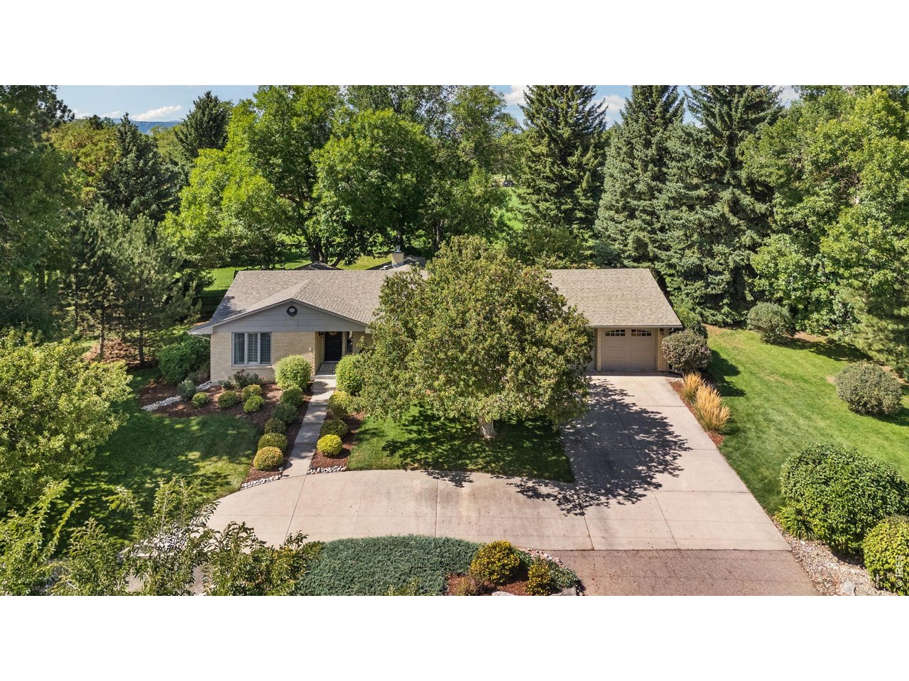 Property Photo 1 Welcome to 2209 Turnberry Road!