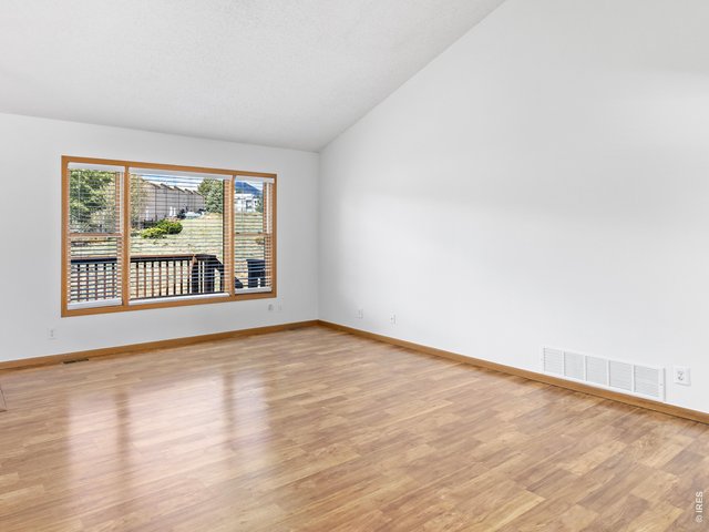 Property Photo 10 Laminate wood-look flooring