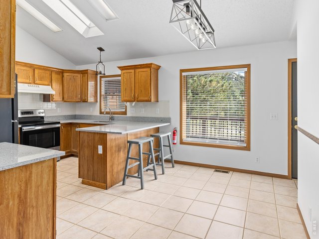 Property Photo 15 Tile kitchen and dining area
