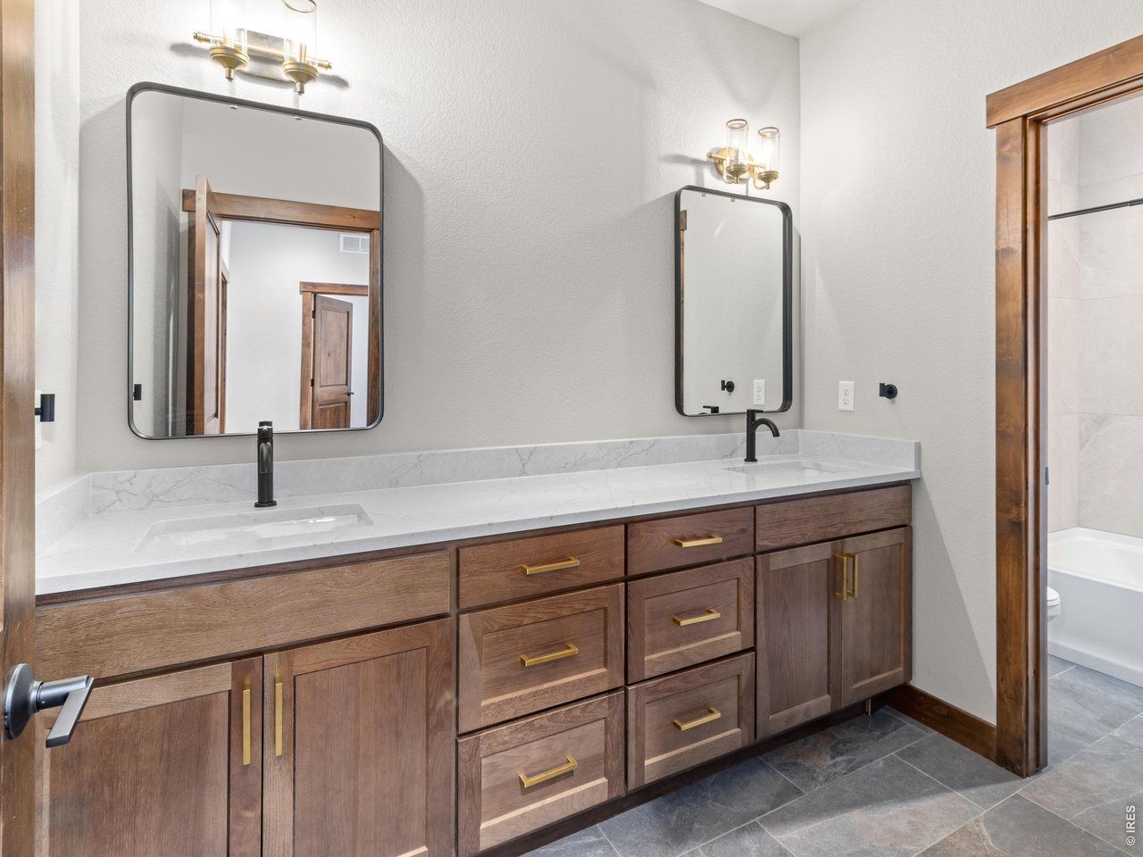 Property Photo 20 2nd full bathroom upper level