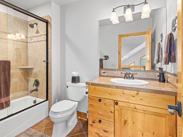 Property Photo 34 Guest Bath, with Tub for the kiddos
