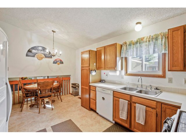 Property Photo 7 Spacious kitchen with eat in area