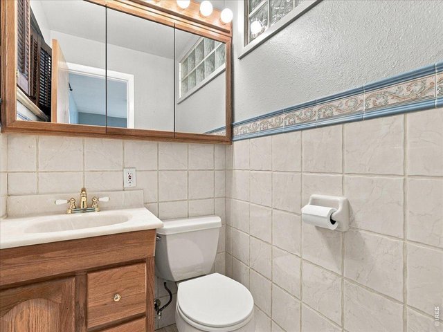 Property Photo 12 1/2 bath off primary