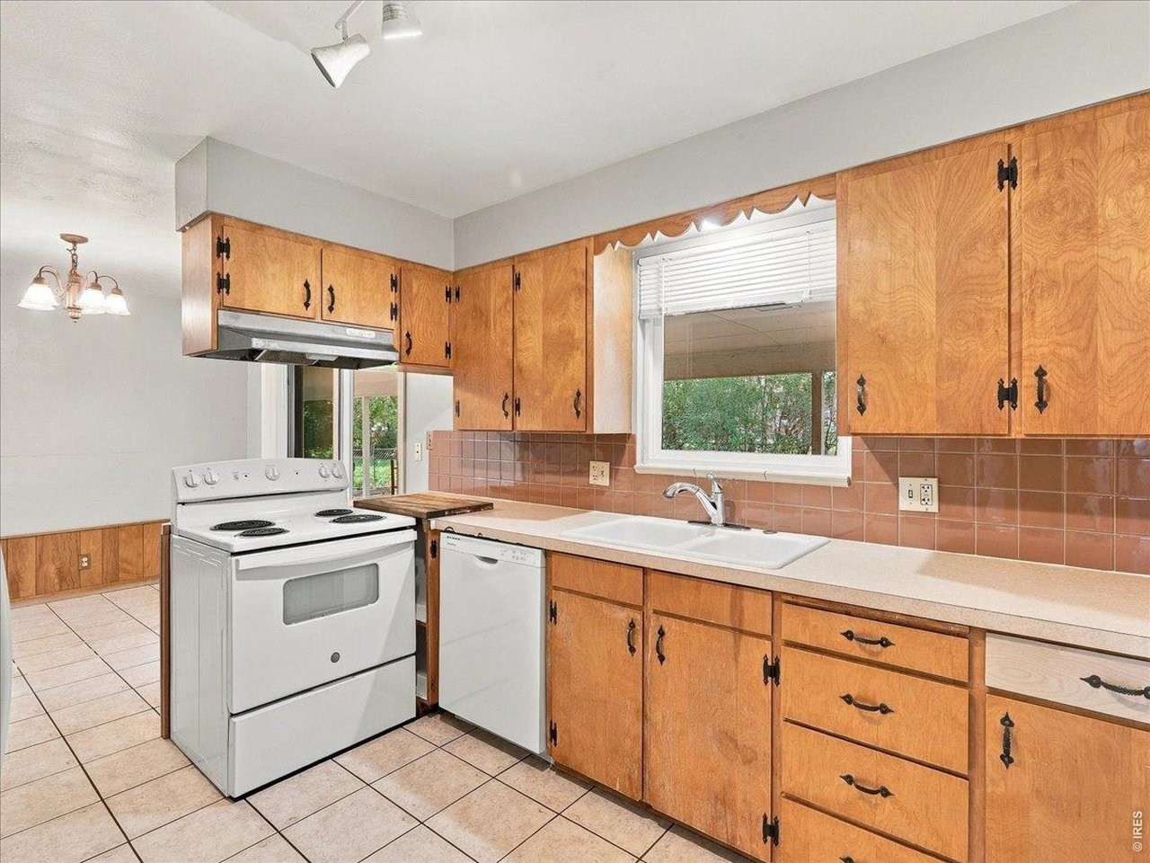 Property Photo 8 kitchen