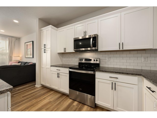 Property Photo 11 Large Eat-In Kitchen