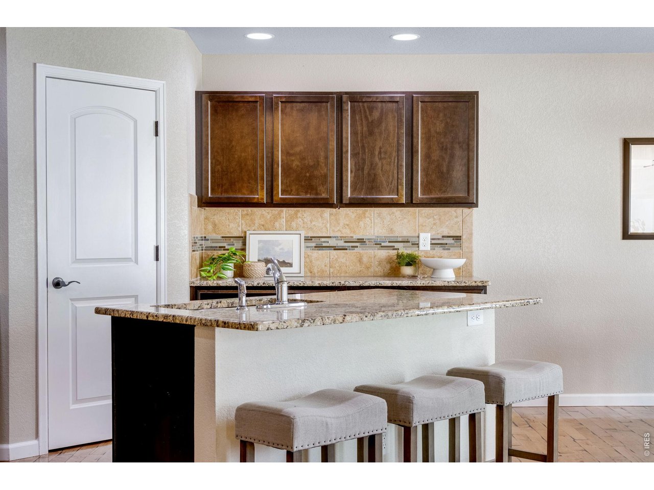 Property Photo 20 Spacious island or the perfect breakfast bar!