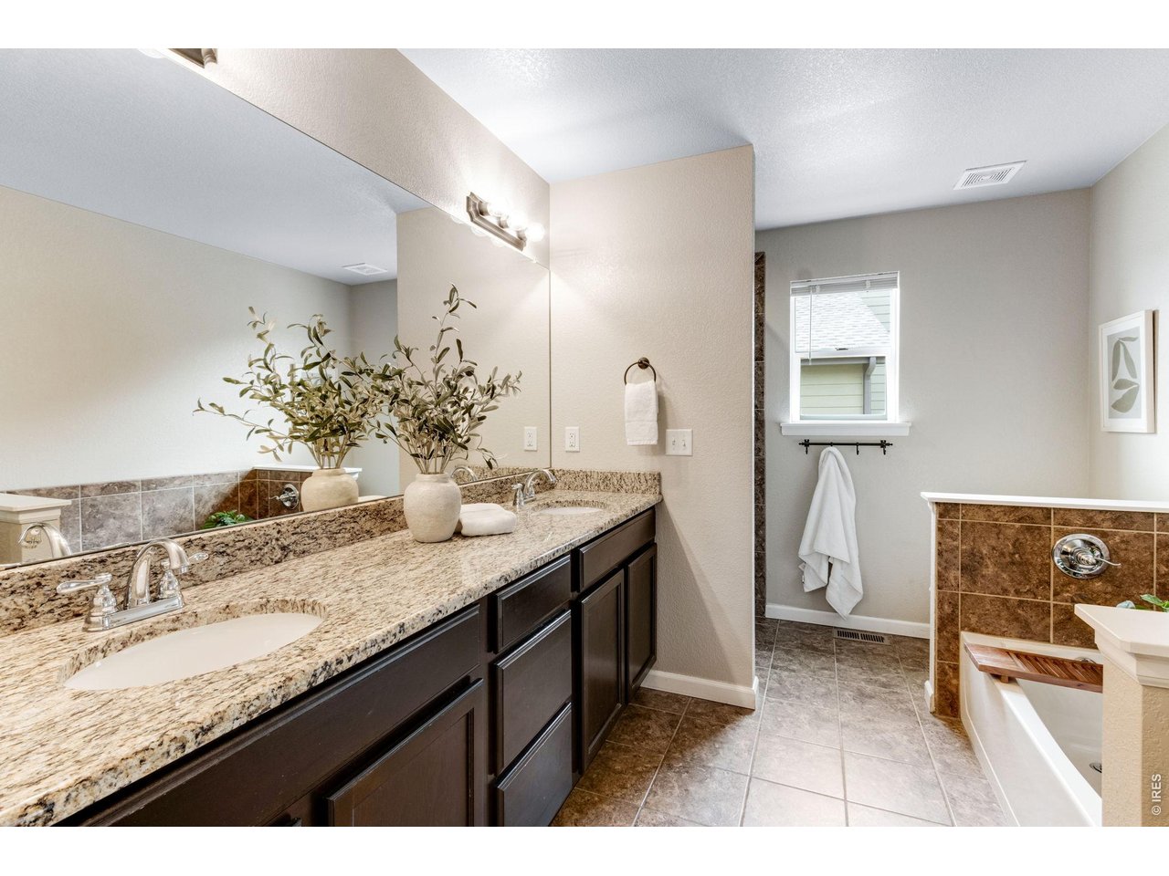 Property Photo 22 Spa-inspired 5 piece primary bathroom, equipped with excellent storage and countertop space!
