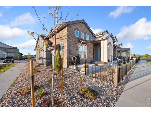 Property Photo 2 Gorgeous end unit with ultimate privacy
