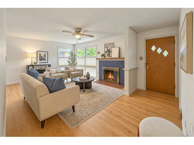 Property Photo 6 Living Room
